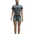 Detail des zweiteiligen Sets aus gewaschenem Denim mit Crop-Top und Shorts - S / Oberteil und Hose / Blau