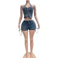 Trendiges sexy zweiteiliges Set aus blauem Denim mit Neckholder-Top und Schnürshorts - S / Oberteil und Hose / Blau