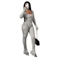 Moderner grauer Rippstrick-Jumpsuit mit handgehäkelten Fransen und V-Ausschnitt - S / Oberteil und Hose / Grau