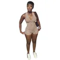 Vista completa de una mujer con un mameluco sin mangas de canalé beige con cremallera - S / Tops / Caqui