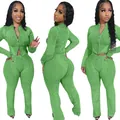 Detailansicht eines grünen Damen-Stricksets mit geripptem Reißverschluss - S / Oberteil und Hose / Grün