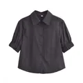 Détail d'un chemisier gris foncé pour femme à manches courtes avec col à revers boutonné. - XS / Hauts / Noir