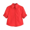 Gros plan d'une chemise rouge à manches courtes avec col classique et boutonnage devant. - XS / Hauts / Rouge