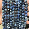 Nahaufnahme von facettierten blauen Sodalith-Steinen für DIY-Schmuckzubehör im Detail - Dumortierit