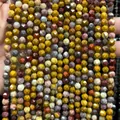 Detailansicht von facettierten Natursteinperlen mit Diamantschliff-Textur in Erdtönen gefasst - Gelber Jaspis