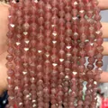 Detaillierte Makroaufnahme von facettierten Erdbeerquarz-Perlen für DIY-Schmuck. - Erdbeerquarz