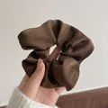 Elegante coletero de satén marrón de gran tamaño con acabado brillante para mujer - 14cm / Marrón Oscuro