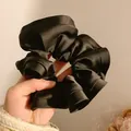 Coletero extragrande de satén negro elegante con acabado sedoso y diseño plisado - 14cm / Negro
