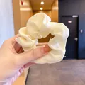 Coletero de satén marfil extragrande con acabado sedoso para peinados elegantes - 9cm / Crema