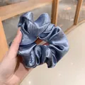 Coletero grande de terciopelo azul polvoriento sostenido a mano detalle de SKU - 10cm / Gris Plata