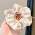 Scrunchie de satén extragrande en champán con brillo suave para peinados elegantes - 11cm / Beige Crema