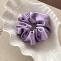Elegante coletero satinado de gran tamaño en color lavanda con un acabado brillante - 11cm / Lila
