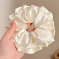 Coletero grande de satén blanco crema con un acabado brillante sedoso y pliegues elegantes - 15cm / Blanco Roto