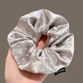 Elegante coletero de satén gris extragrande con lunares blancos y etiqueta de moda negra. - Estampado de lunares / 12cm / Gris claro