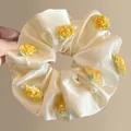 Coletero de satén crema extragrande con flores de cinta amarillas y perlas blancas - Flores Hechas a Mano Con Perlas / 21cm / Albaricoque
