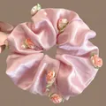Coletero grande de satén rosa adornado con detalles de rosas y perlas elegantes de moda - Flores Hechas a Mano Con Perlas / 21cm / Rosa