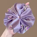 Coletero grande de satén morado con flores de tela y perlas de imitación decorativas - Flores Hechas a Mano Con Perlas / 21cm / Púrpura