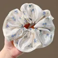 Coletero extra grande de satén con estampado floral azul, unos 14 cm de diámetro. - Floral Azul / 14cm / Blanco