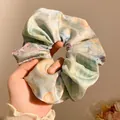 Coletero grande de satén con estético patrón de acuarela tie-dye en colores pastel en mano - Estampado Tie-Dye Verde / 12cm