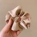 Coletero elegante de satén champán de gran tamaño con un lujoso acabado de seda - 12cm / Camel