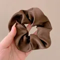 Coletero de satén marrón de gran tamaño con textura sedosa para peinados elegantes - 12cm / Marrón Oscuro