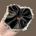 Elegante coletero grande de satén negro con lunares blancos y borde de perlas - Borde de Perlas Artificiales / 12cm