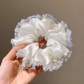 Coletero de satén blanco extragrande con bordes de encaje fino, accesorio elegante. - 16cm / Blanco Borde Azul