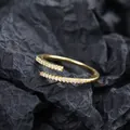 Gros plan sur une bague ouverte dorée ajustable ornée de pierres pavées scintillantes. - Ouvert Réglable / Style de Ligne Croisée (JZ0029) / Or