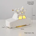 Witte keramische kerstauto decoratie met LED-verlichting en gouden rand, op batterij - Kleine klassieke auto