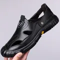 Sandalias clásicas de cuero negro para hombre con un diseño calado y transpirable - 38 / Sandalias de negocios con logo de escudo (5328) / Negro