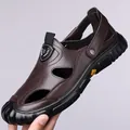 Sandalias clásicas de cuero marrón para hombre con diseño hueco transpirable y punta cerrada - 38 / Sandalias de negocios con logo de escudo (5328) / Marrón