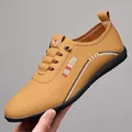 Modische hellbraune Herren-Leder-Loafer zum Reinschlüpfen mit weißer Stickerei auf der Seite - Gelber Stil (6888)
