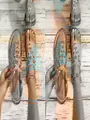 Boho-Flach-Sandalen mit türkisfarbenen Strasssteinen und aufwendiger Perlenstickerei - Hellblau