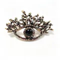Dettaglio di una spilla a forma di occhio vintage in lega con strass viola e neri - Stile Occhio Vintage (C581-B)