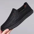 Mocassino classico da uomo in pelle nera traforata con suola morbida in gomma - 38 / Mocassini Traforati(2597) / Nero