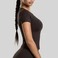 Eng anliegendes, schnell trocknendes Kurzarm-Sport-T-Shirt für Damen in Dunkelbraun - S / Oberteile / Kaffeebraun