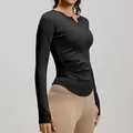 Top da yoga nero a maniche lunghe con scollo a V, dettagli plissettati e vestibilità - Taglia S / Top / Nero brillante