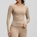 Maglia da yoga beige aderente con scollo a V e dettagli increspati per un look sportivo - Taglia S / Top / Kaki
