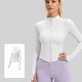 Professionelle, schmal geschnittene weiße Yoga-Jacke mit Doppelreißverschluss und Seitentaschen - S / Oberteile / Weiß