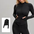 Eng anliegende Yoga-Laufjacke mit Doppelreißverschluss und Taschen in Sternenschwarz - S / Oberteile / Sternenschwarz