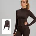 Damen Yoga-Jacke mit schmaler Passform und Doppelreißverschluss in Kaffeebraun - S / Oberteile / Destillierter Kaffee