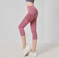 Rosafarbene High-Waist Yoga-Caprihose mit seitlichen Netztaschen und Passform - S / Unterteile / Altrosa