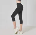 Hoch taillierte schwarze Capri-Yogahose mit praktischen Seitentaschen für das Training - S / Unterteile / Schwarz