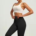 Professionele set met witte sportbeha en zwarte yogaleggings voor fitness en workouts - Ivoorwit + Zwart