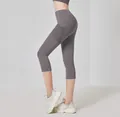 Pantaloni capri yoga grigi a vita alta con tasche laterali ed effetto sollevamento glutei - Grigio Sale Marino
