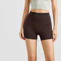 Pantaloncini sportivi da yoga a coste a vita alta nel colore marrone caffè distillato - Taglia S / Pantaloni e gonne / Caffè distillato