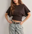 Vue détaillée du t-shirt à manches chauve-souris pour femme de couleur marron chocolat - Marron