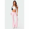 Vista a figura intera di crop top in pizzo bianco e pantaloni a zampa rosa aderenti - XS / Pantaloni e gonne / Rosa