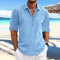 Detailansicht eines hellblauen Leinen-Henley-Hemdes mit Textur und Dreiknopfleiste am Kragen - Blau