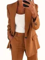 Detalle de un elegante conjunto de traje de cuero sintético camel con chaqueta y pantalón. - S / Tops / Caqui